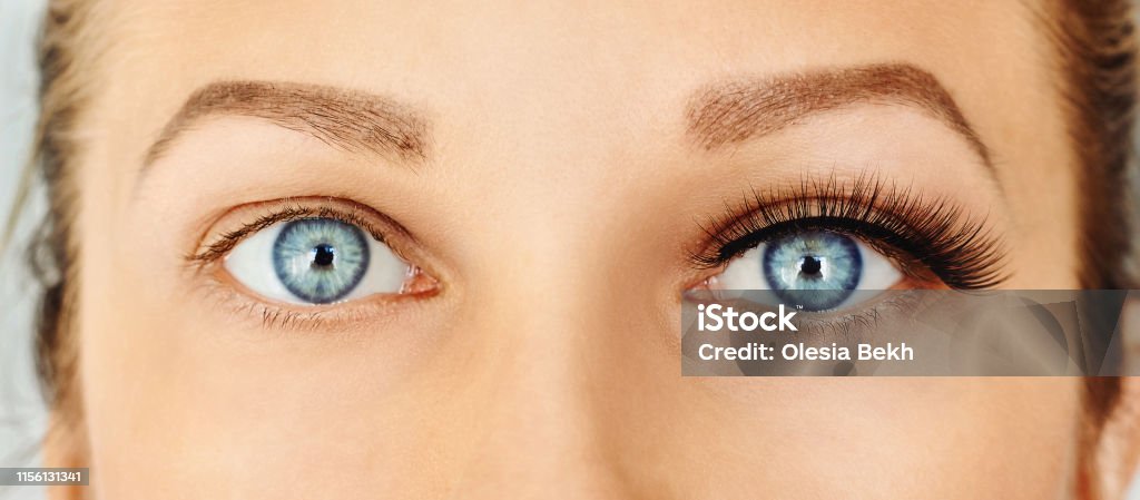 Olhos fêmeas com as pestanas falsas longas, befor e após a mudança - Foto de stock de Cílio royalty-free