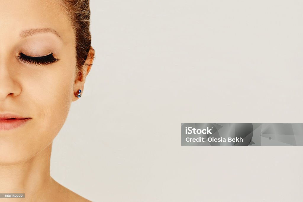 Uzun yanlış kirpik ve mükemmel cilt ile kapalı gözleri ile kadın yüzün yarısı - Royalty-free Almanya Stok görsel
