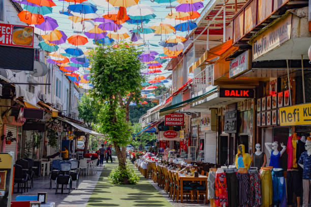 calle en kaleici con sombrillas suspendidas entre edificios. - rainbow umbrella descriptive color multi colored fotografías e imágenes de stock