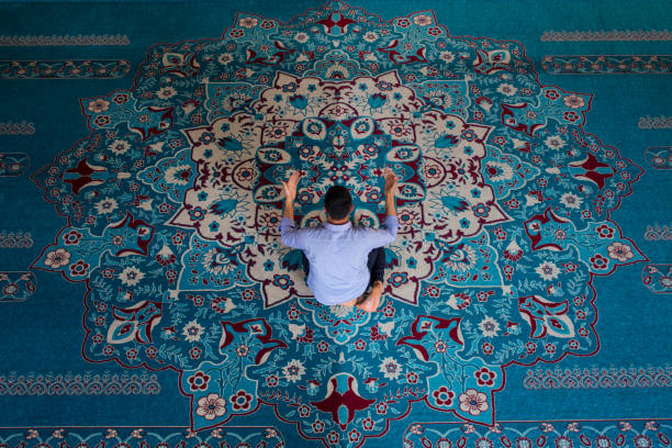 l'homme qui fait la prière dans la mosquée - prayer wheel photos et images de collection