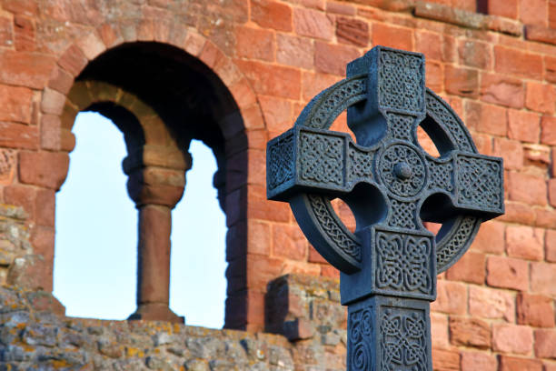 croix celtique au prieuré de lindisfarne - northumberland england lindisfarne northeastern england england photos et images de collection