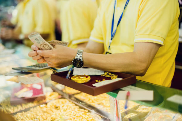 selective focus to staff are counting banknote - jewelry paper currency gold currency imagens e fotografias de stock