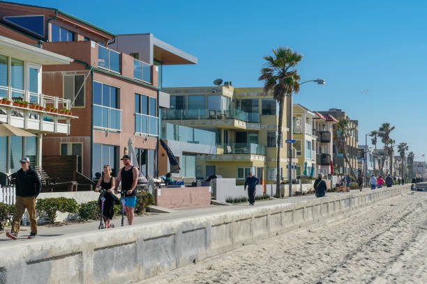 path and walkway along mission beach, san diego, california, usa. - san diego california san diego bay fun bay imagens e fotografias de stock