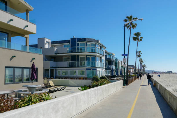 path and walkway along mission beach, san diego, california, usa. - san diego california san diego bay fun bay imagens e fotografias de stock