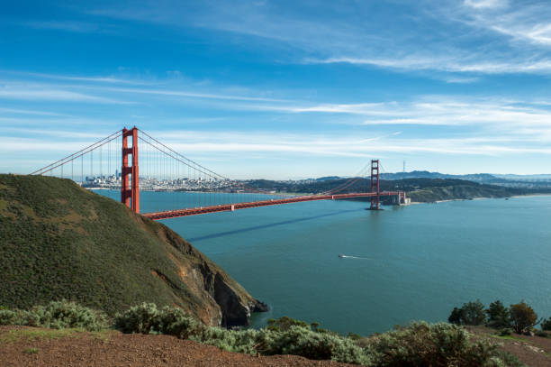 мост золотые ворота и сан-франциско под облачным небом - marin headlands стоковые фото и изображения