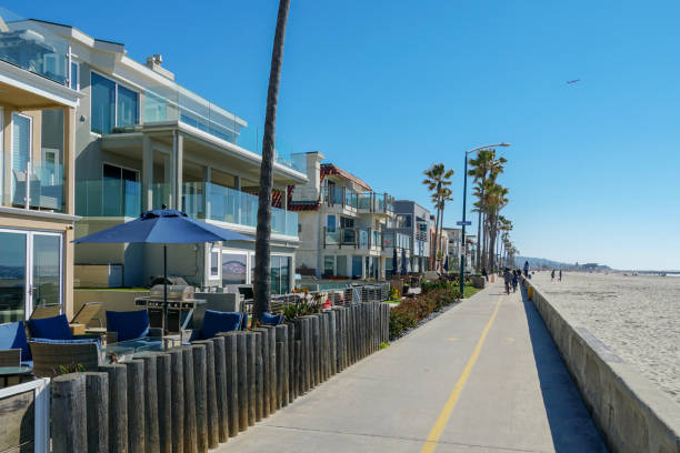 path and walkway along mission beach, san diego, california, usa. - san diego california san diego bay fun bay imagens e fotografias de stock