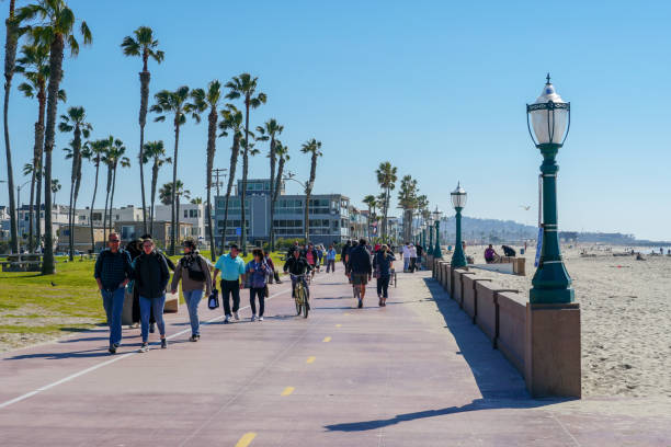 the mission beach boardwalk, a concrete walkway shared by walkers and bicyclists. - san diego california san diego bay fun bay imagens e fotografias de stock