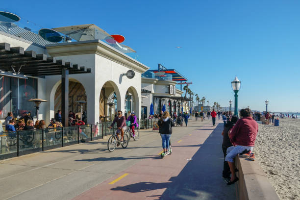 the mission beach boardwalk, a concrete walkway shared by walkers and bicyclists. - san diego california san diego bay fun bay imagens e fotografias de stock