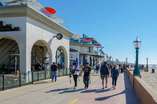 the mission beach boardwalk, a concrete walkway shared by walkers and bicyclists. - san diego california san diego bay fun bay imagens e fotografias de stock