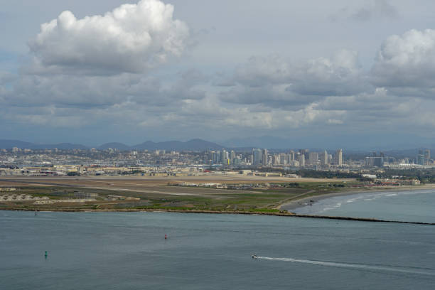 vista del centro di san diego dal cabrillo national monument. - point cabrillo sea pacific ocean sky foto e immagini stock