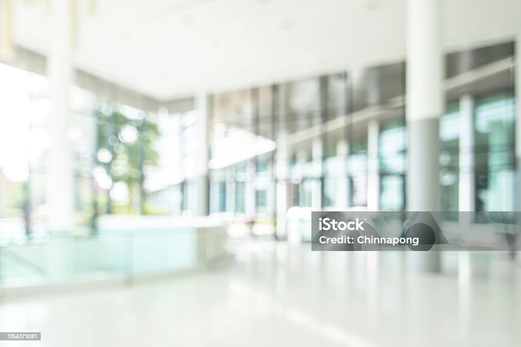 Hotel-oder Bürolobby verschwommen Hintergrundansicht auf die Empfangshalle, modernen, luxuriösen weißen Raum mit verschwommenem Flur und Glaswand - Lizenzfrei Büro Stock-Foto