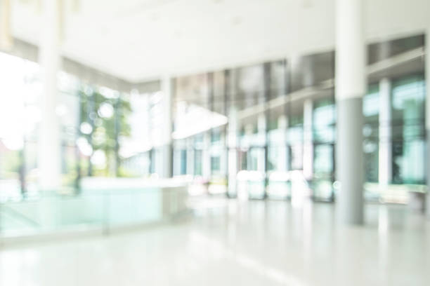 vue intérieure de fond de fond de flou d'hôtel ou de bureau vers le hall de réception, espace blanc moderne de chambre blanc de luxe avec le couloir brouillé et la fenêtre en verre de bâtiment - defocused photos et images de collection