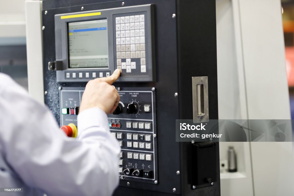 Operador De Máquina Cnc Que Trabaja Con Un Panel De Control Foto de stock y  más banco de imágenes de Máquina CNC - iStock