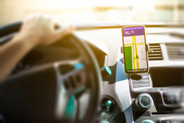 руки бесплатный смартфон в автомобиле - driving hands free device bluetooth car стоковые фото и изображения