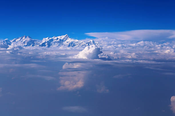 magnifique mont everest parmi les nuages - remote alp snow glacier photos et images de collection