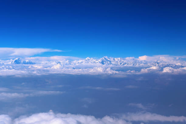 magnifique mont everest parmi les nuages - remote alp snow glacier photos et images de collection
