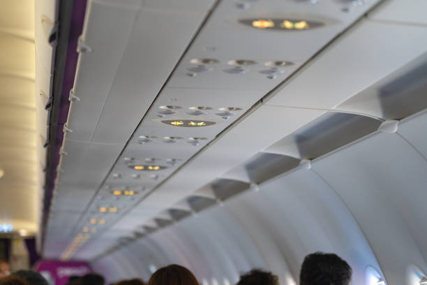 シートベルトを締め、機内で禁煙 - commercial airplane airplane cabin passenger ストックフォトと画像