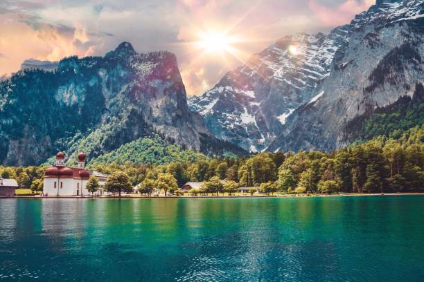 bellissimo lago königsee - chiesa di san bartolomeo - koenigsee foto e immagini stock