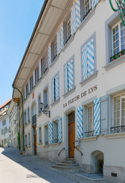 view of the historic auberge de la fleur-de-lys hostel in the old town of fribourg - fribourg canton imagens e fotografias de stock
