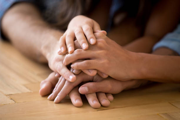 primo passo di amorevole famiglia impilare le mani mostrando unità - multi generation family adoption family human hand foto e immagini stock