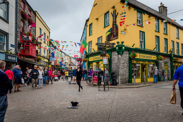 ragazza sta ballando a galway - crowd store europe city street foto e immagini stock