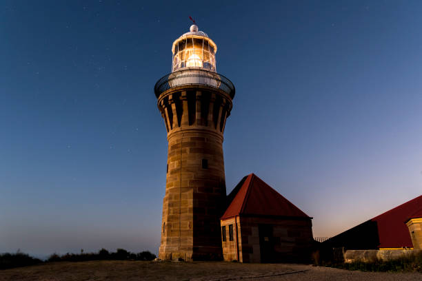 phare de palm beach la nuit - sydney australia australia new south wales lookout tower photos et images de collection