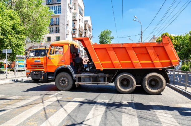 ciężkie ciężarówki kamaz pokrywają się na ulicy w samarze - city of center control police mobility zdjęcia i obrazy z banku zdjęć