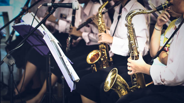 trompetista toca su trompeta en la banda - wind instrument fotografías e imágenes de stock