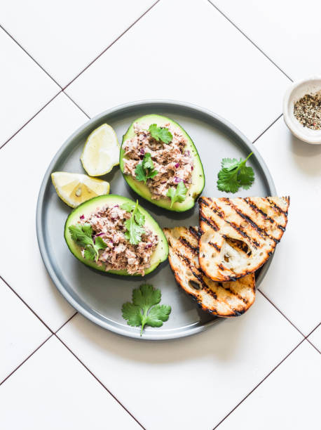 참치 박제 아보카도 - 맛있는 건강한 아침 식사, 간식, 밝은 배경에 전채, 최고 전망 - tuna food table dinner 뉴스 사진 이미지