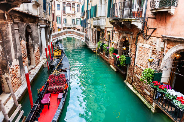 сценический канал с гондолами в венеции, италия. - vibrant color venice italy travel destinations architecture стоковые фото и изображения