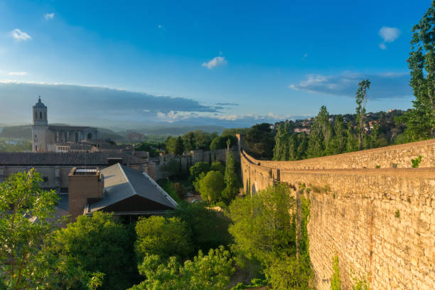 paesaggio urbano, vista di girona, catalogna, spagna. la cattedrale di girona. vista dalle mura della città - castle catalonia spain majestic foto e immagini stock