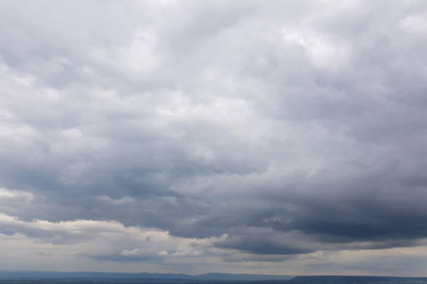 céu escuro com nuvens de tempestade - overcast - fotografias e filmes do acervo