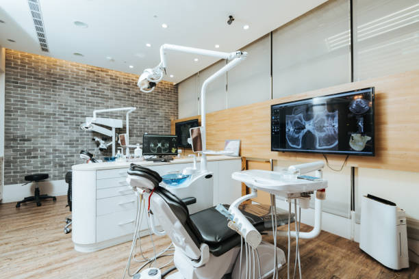 zahnarztpraxis mit moderner ausstattung und mikroskop - zahnarztpraxis stock-fotos und bilder