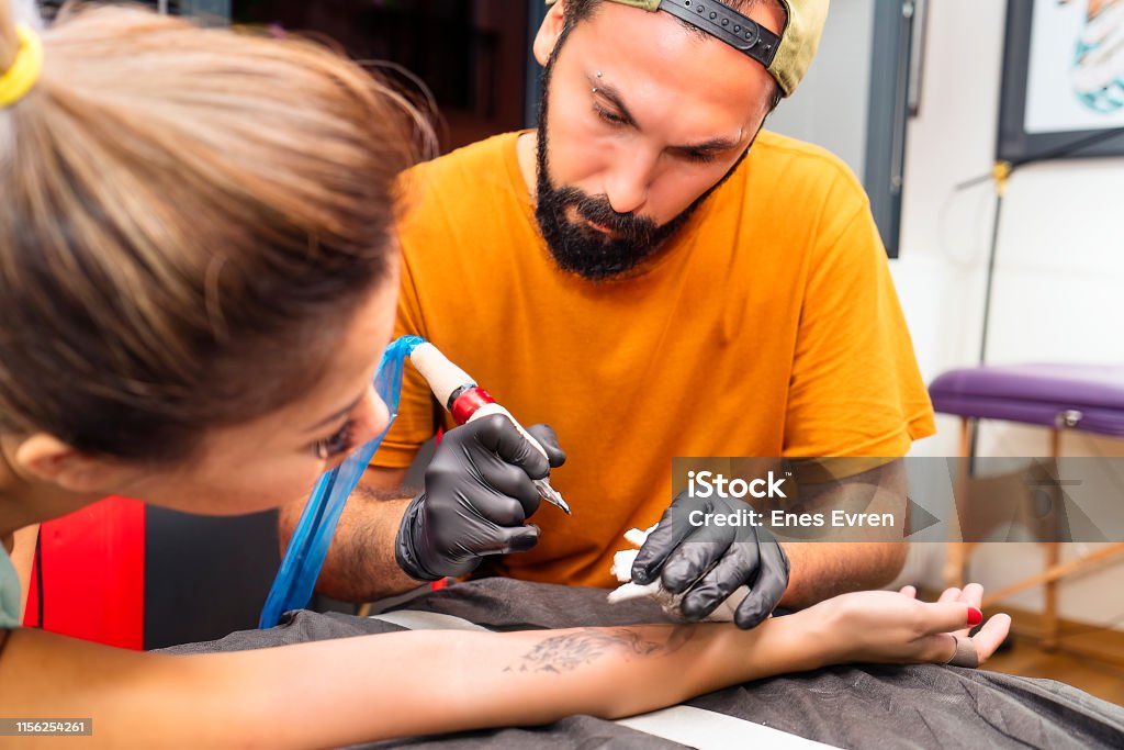 Woman Having A Permanent Tattoo In Tattoo Studio Stock Photo - Download  Image Now - Adult, Adults Only, Art - iStock