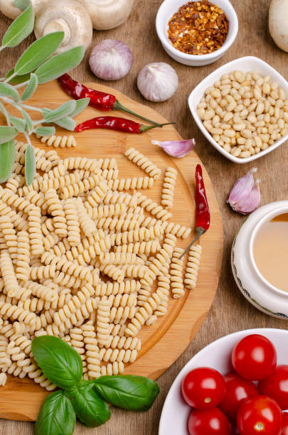 trockene pasta mit gemüse - italian cuisine gluten free food tomato herb stock-fotos und bilder