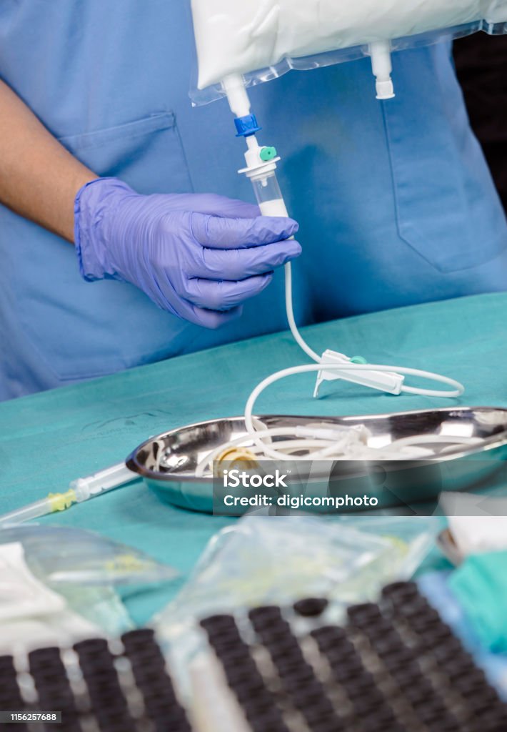 Enfermera Preparando Medicamentos Para La Nutrición Parenteral En Un  Hospital Imagen Conceptual Foto de stock y más banco de imágenes de  Paciente - iStock