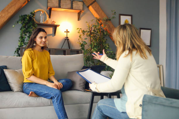 psicólogo que tem a sessão com seu paciente fêmea - naturopath - fotografias e filmes do acervo