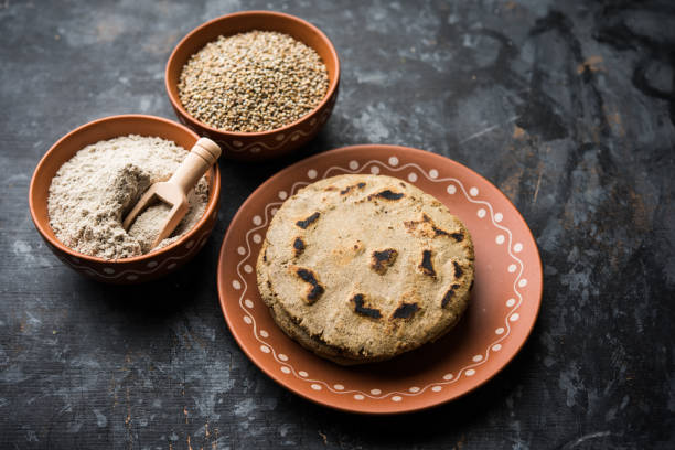 bajra / sorgho ki roti ou pain plat millet perlé - unleavened bread photos et images de collection