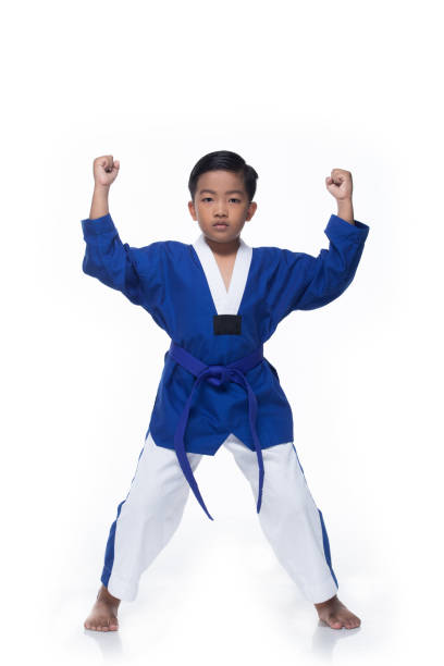 大師皮帶泰拳運動員戰鬥姿勢男孩 - do kwon 個照片及圖片檔