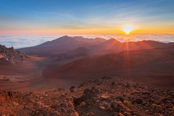 alba presso haleakala crater, maui, hawaii, usa - sunrise maui hawaii islands haleakala national park foto e immagini stock