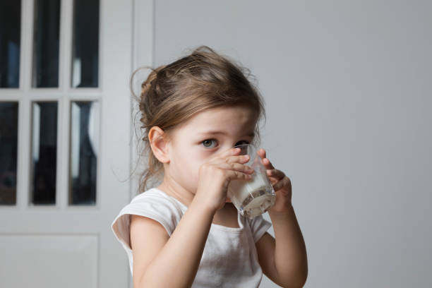 lait pour enfants - milk child drinking little girls photos et images de collection