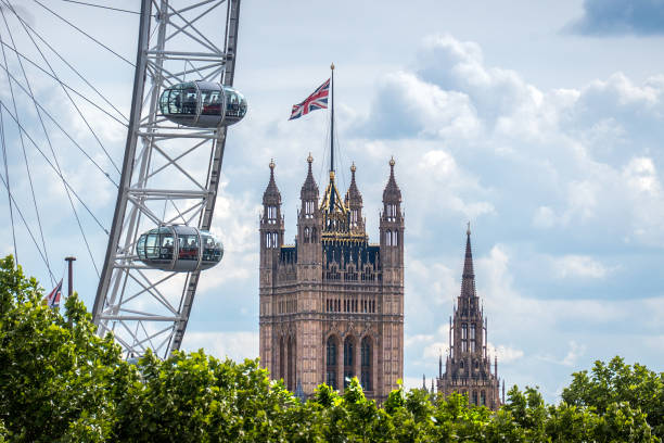 millennium wheel oder london eye am südufer der themse in london, england. im hintergrund der victoria tower. - london eye stock-fotos und bilder