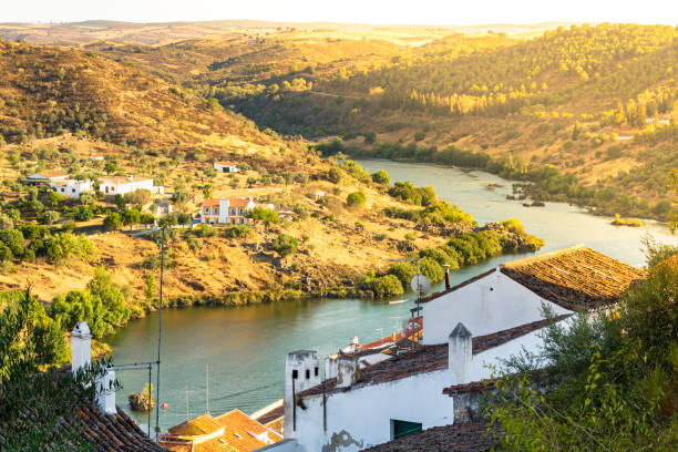 blick auf den fluss guadiana in mertola, portugal - hill dusk sunset heat haze stock-fotos und bilder