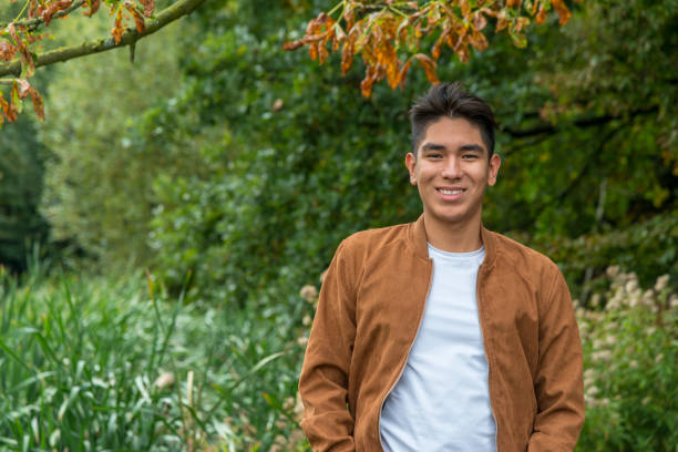 retrato de un joven latinoamericano sonriente - men latin american and hispanic ethnicity young men smiling fotografías e imágenes de stock