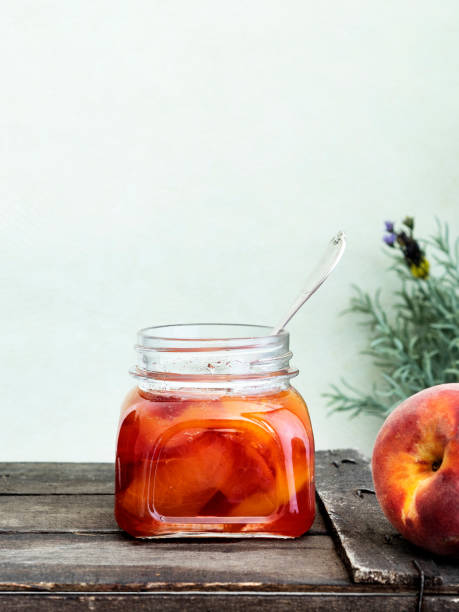 абрикосовые консервы, персиковое варенье в банке - preserves jar apricot marmalade стоковые фото и изображения