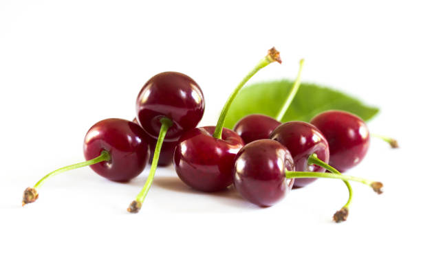 skupina zralých višní s listy - třešně bobulové ovoce fotky - stock snímky, obrázky a fotky