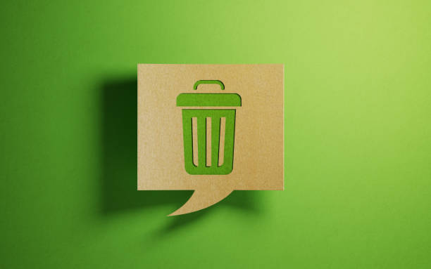 bolla di chat fatta di carta riciclata su sfondo verde - simbolo del riciclaggio illustrazioni foto e immagini stock