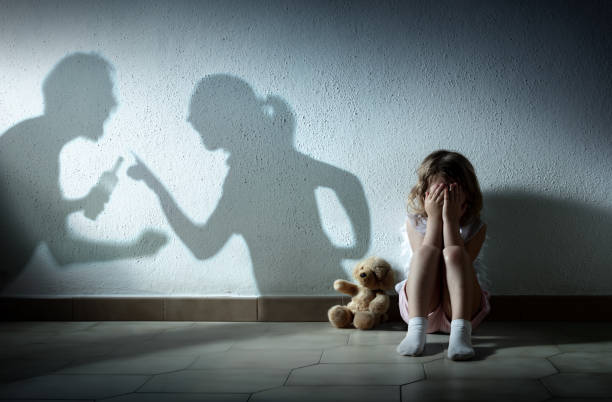 petite fille pleurant avec des parents argumentant - violence à la maison et divorce - bataille photos et images de collection