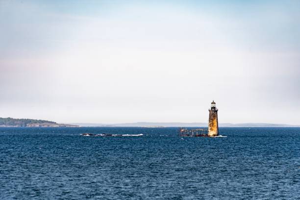 farol da borda da ilha de ram-portland, me - new england pemaquid peninsula blue skies lighthouse - fotografias e filmes do acervo