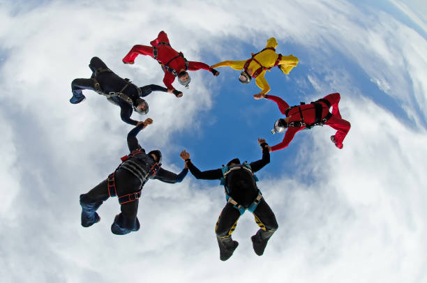 sky dive team work low angle view - extreme sports audio imagens e fotografias de stock